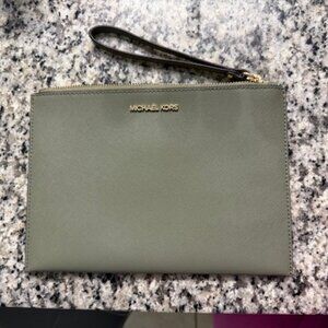 Michael Kors Wrislet New without tags